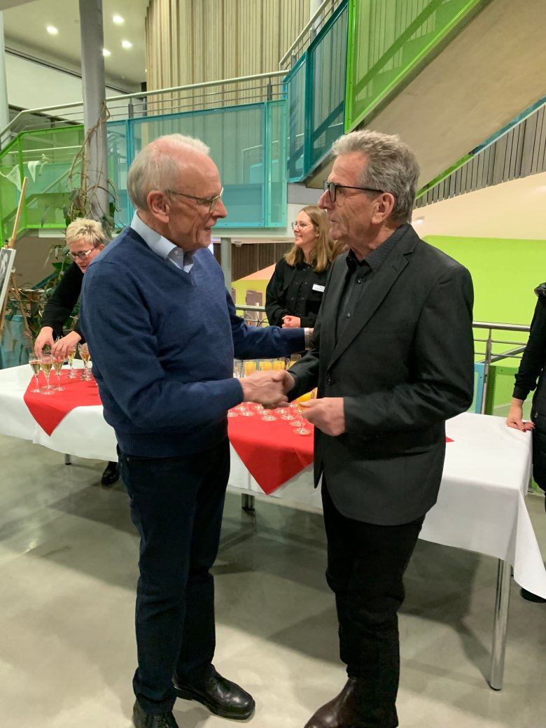 Austausch im Foyer der Realschule - 300 Gäste kamen Ende Januar ins Bildungszentrum Meckenbeuren zum Bürgerempfang. Als Ehrengäste begrüßte Georg Schellinger MdB Volker Mayer-Lay, die Mitglieder des Landtages August Schuler und Klaus Hoher, den Ersten Landesbeamten des Bodenseekreises Christof Keckeisen, Bürgermeister a.D. Roland Weiß und Bürgermeisterin a.D. Elisabeth Kugel und Mitglieder des Gemeinderats. Er hieß außerdem Vertreterinnen und Vertreter der umliegenden Gemeinden, aus der Wirtschaft, den Verbänden, den lokalen Vereinen und den Kirchengemeinden, Schulen und KiTas herzlich willkommen.