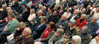 Mensa der Realschule - 300 Gäste kamen Ende Januar ins Bildungszentrum Meckenbeuren zum Bürgerempfang. Als Ehrengäste begrüßte Georg Schellinger MdB Volker Mayer-Lay, die Mitglieder des Landtages August Schuler und Klaus Hoher, den Ersten Landesbeamten des Bodenseekreises Christof Keckeisen, Bürgermeister a.D. Roland Weiß und Bürgermeisterin a.D. Elisabeth Kugel und Mitglieder des Gemeinderats. Er hieß außerdem Vertreterinnen und Vertreter der umliegenden Gemeinden, aus der Wirtschaft, den Verbänden, den lokalen Vereinen und den Kirchengemeinden, Schulen und KiTas herzlich willkommen.