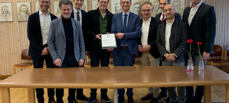 Regierungspräsident, Landkreisvertreter und Bürgermeister im Schussental bei der Unterzeichnung der Meckenbeurener Erklärung. Fotografie: Claudia Beltz, Gemeinde Meckenbeuren